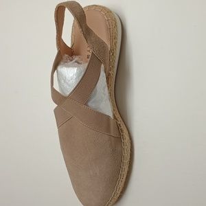 Lucky Brand Flat Sandals 6 1/2, dusty sand.